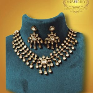 Shreemey Short Kundan Necklace