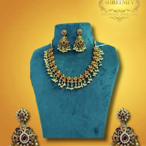 fancy-flower-with-pearl-necklace