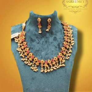 red-lily-with-pearl-necklace