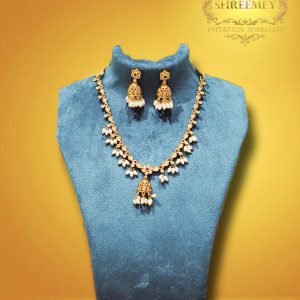 simple-swarovski-pearl-necklace